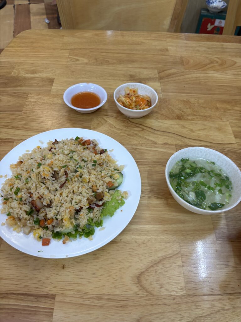 ダナンのローカル食堂で300円の昼食