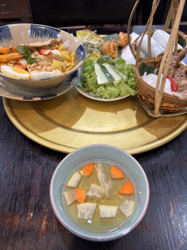 ダナンの観光地で1200円の昼食